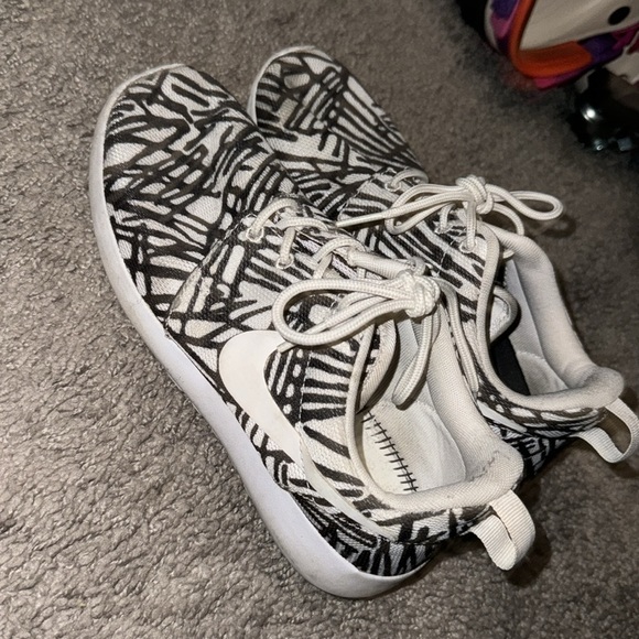 Women’s. Athletic shoes - Picture 2 of 4